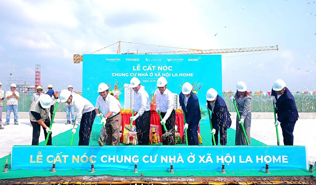Đại biểu tiến hành nghi thức cất nóc dự án. Ảnh: Prodezi