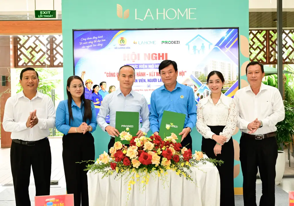 Đại diện Công đoàn xã và Công ty Cổ phần Prodezi Long An ký kết biên bản thoả thuận hợp tác