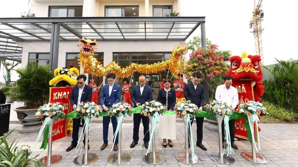 Đại diện chủ đầu tư cắt băng khai trương nhà mẫu. Ảnh: Prodezi Long An