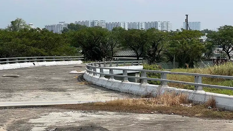 Điểm đầu của Dự án nối với đường Võ Văn Kiệt, hạng mục cầu vượt xây dựng dở dang cách đây 10 năm, sau đó dừng lại cho đến nay - Ảnh: Lê Anh