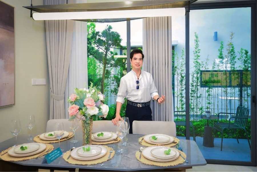 Danh ca Ngọc Sơn tham quan nhà mẫu tại LA Home.