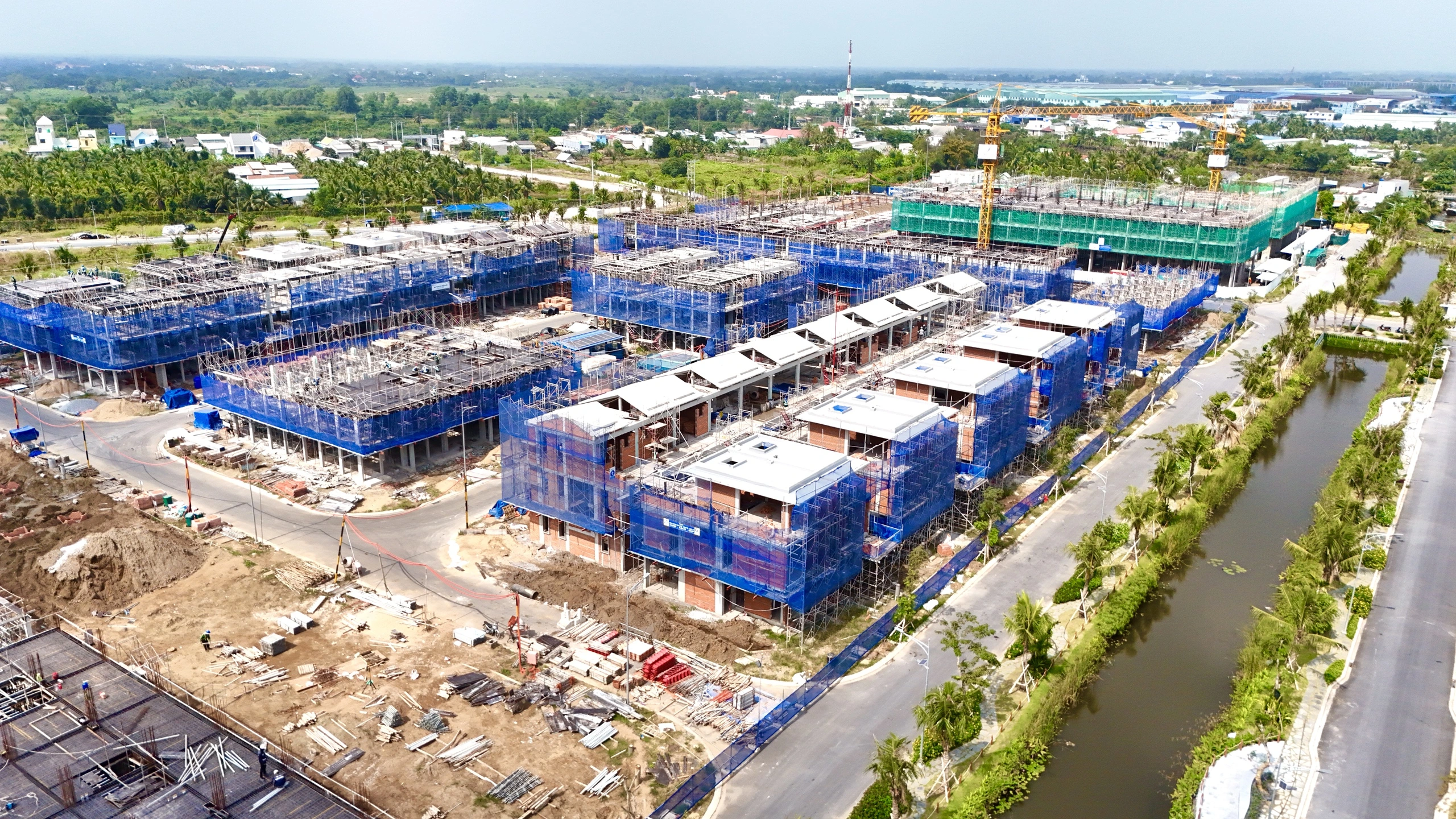 Dự án nhà thấp tầng đang xây dựng tại khu Tây TP HCM. Ảnh: Prodezi