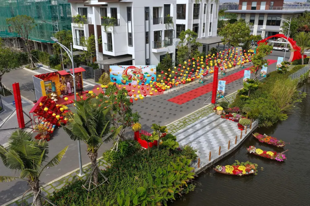 Bến Hoa Xuân 2026 - sắc Xuân rực rỡ bên dòng kênh xanh mát tại LA Home.