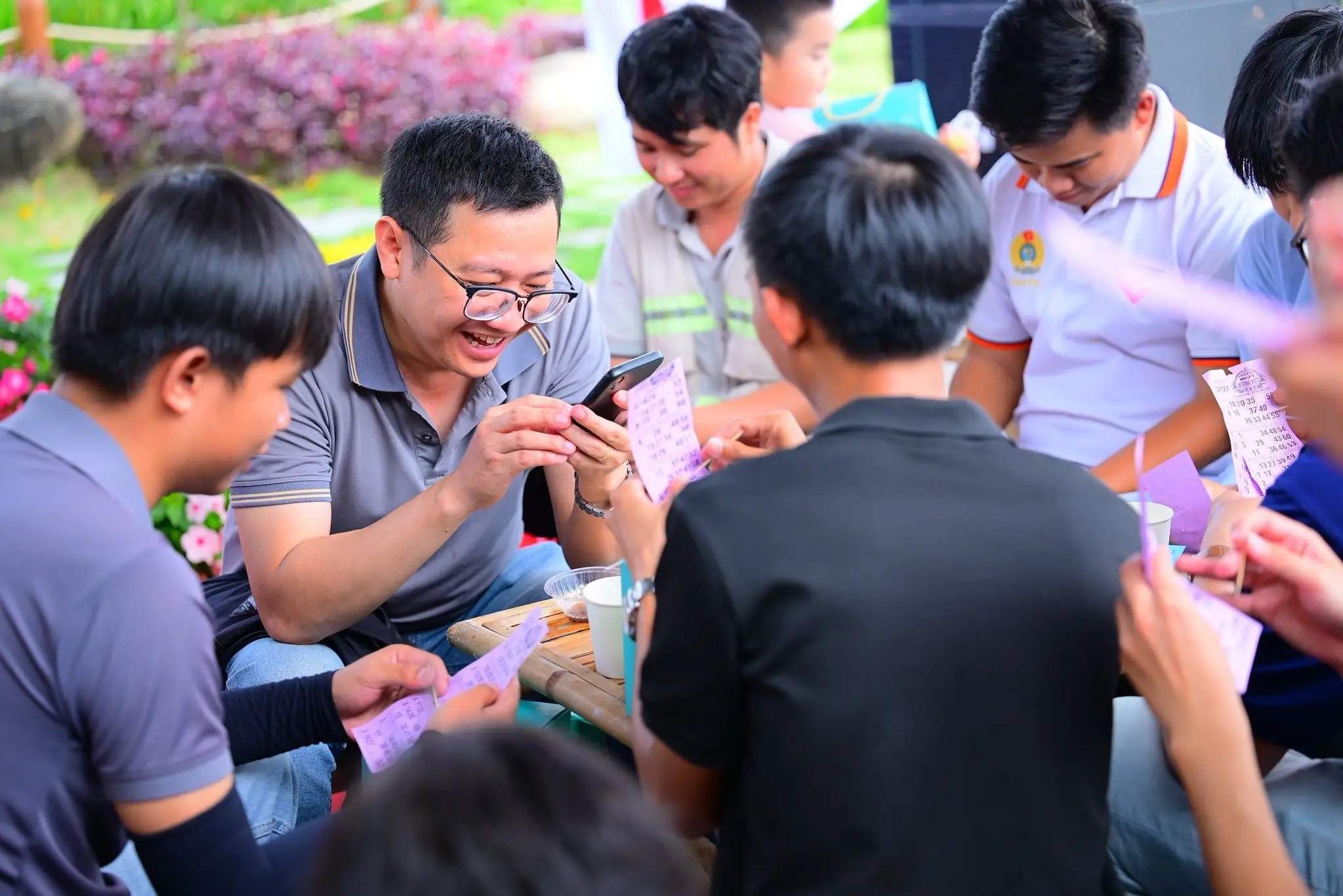 Rất đông khách tham quan trải nghiệm chơi lô tô với nhiều phần quà từ ban tổ chức.