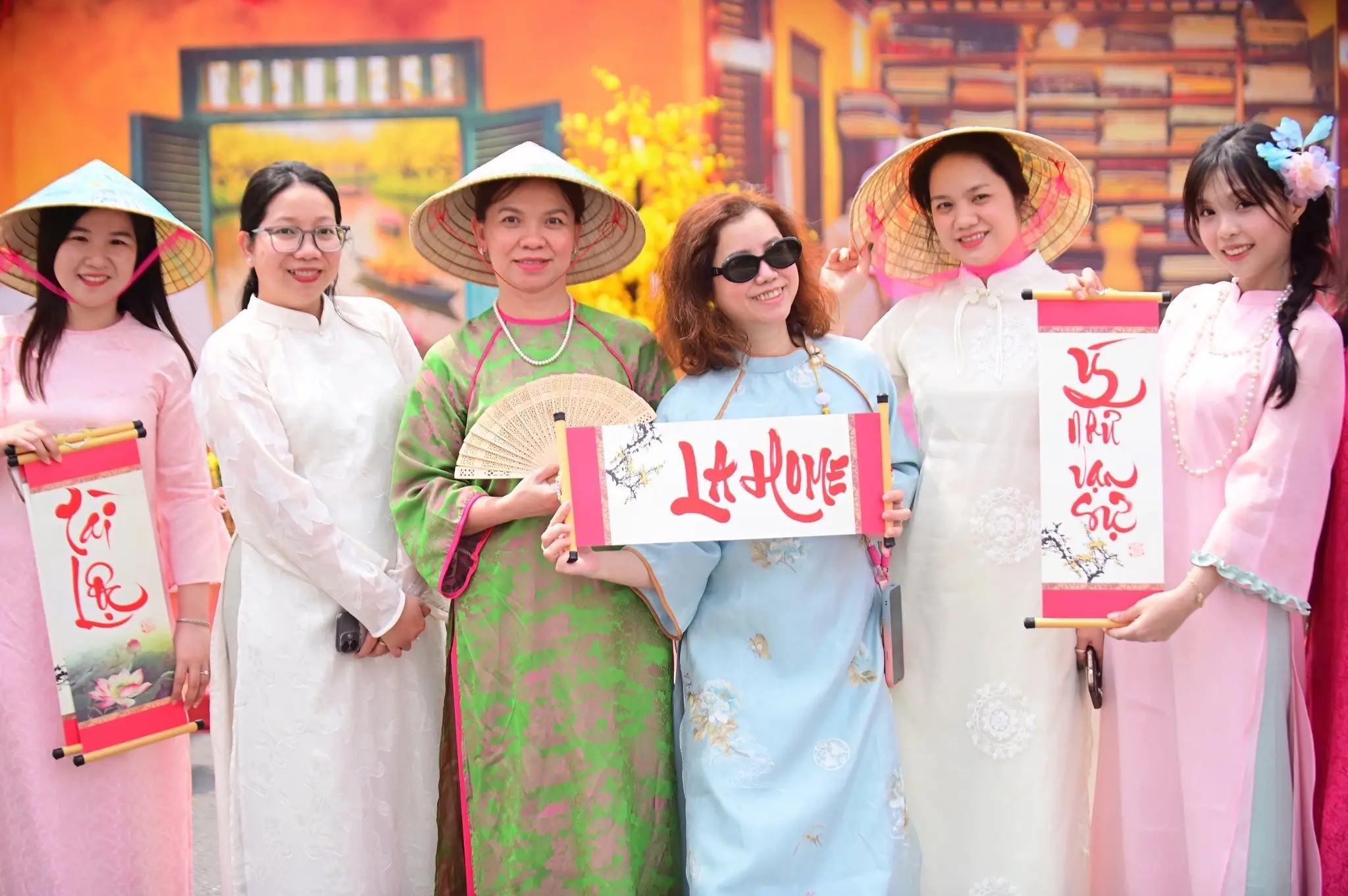 Trong tà áo dài duyên dáng, các khách tham quan thong thả dạo bước trên những cây cầu cảnh quan trang trí bằng hàng trăm lồng đèn đỏ.