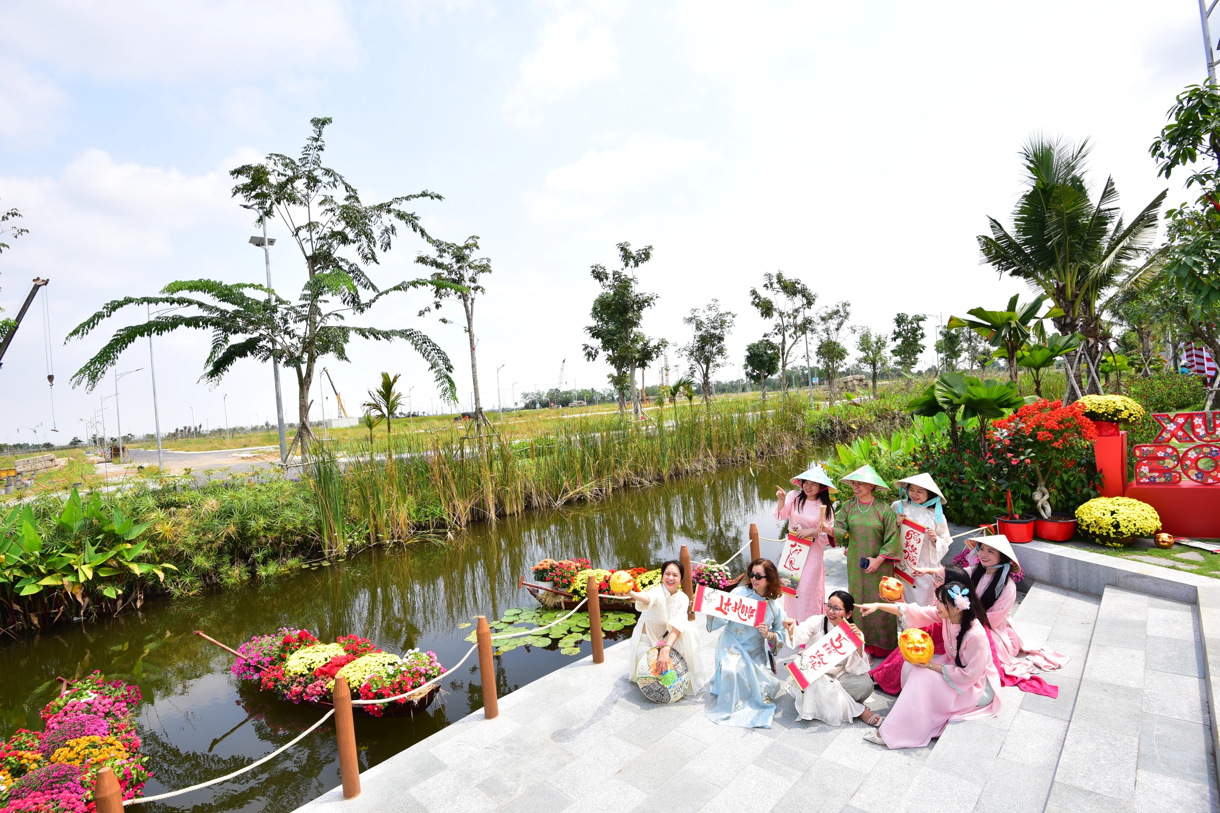 Không gian xuân mang phong cách Tết Nam bộ với điểm nhấn là dãy thuyền hoa trên kênh - gợi nhớ về hình ảnh thương hồ, văn hóa sông nước miền Tây