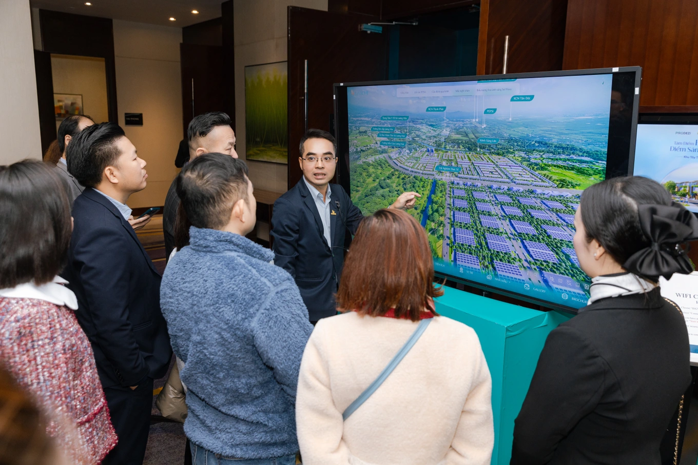 Đông đảo nhà đầu tư quan tâm đến dự án LA Home - Ảnh: DNCC