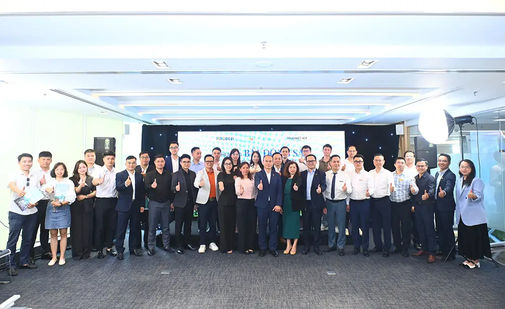 Chủ đầu tư LA Home và lãnh đạo các sàn giao dịch chụp ảnh lưu niệm tại sự kiện.