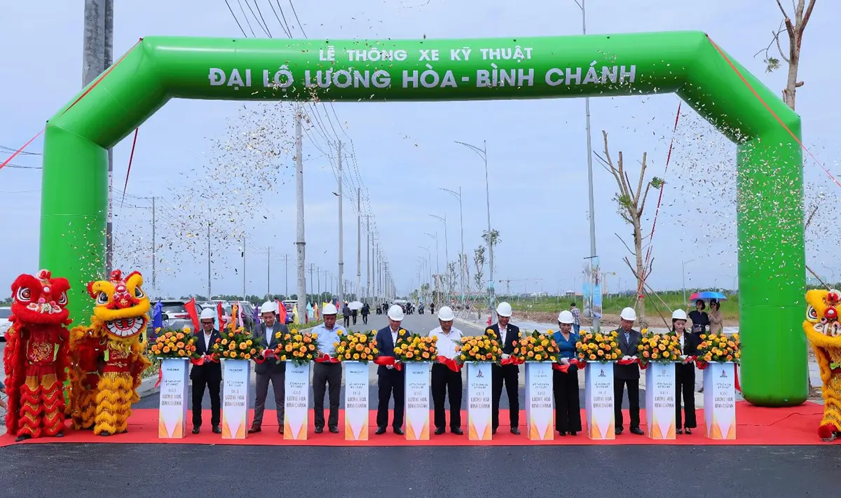 Đại diện chủ đầu tư Prodezi Long An và Tandoland cắt băng khánh thành tại sự kiện thông xe - Ảnh: DNCC