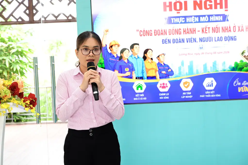Đại diện Phòng Giao dịch Ngân hàng Chính sách xã hội Bến Lức phổ biến các chương trình tín dụng ưu đãi đang triển khai cho vay mua nhà ở xã hội